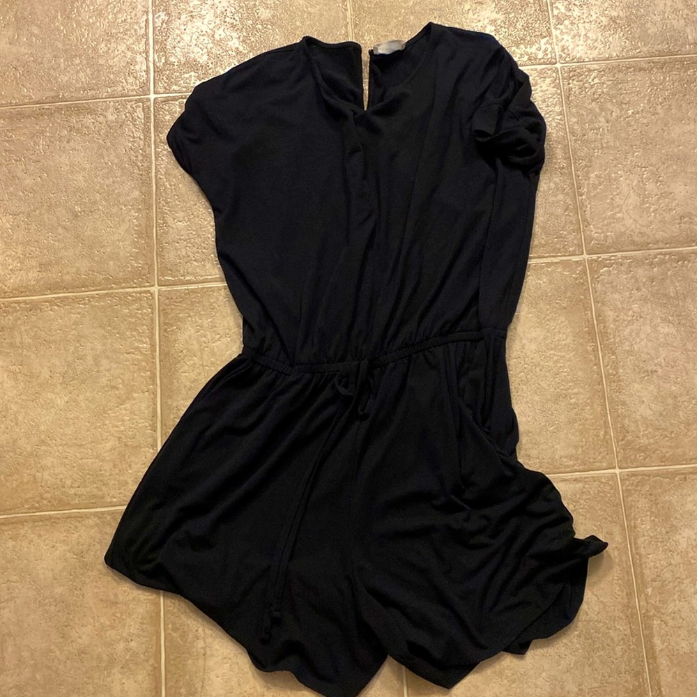 Zenana black romper. Short sleeve. Tie back. Pockets. 1X. Excellent condition.